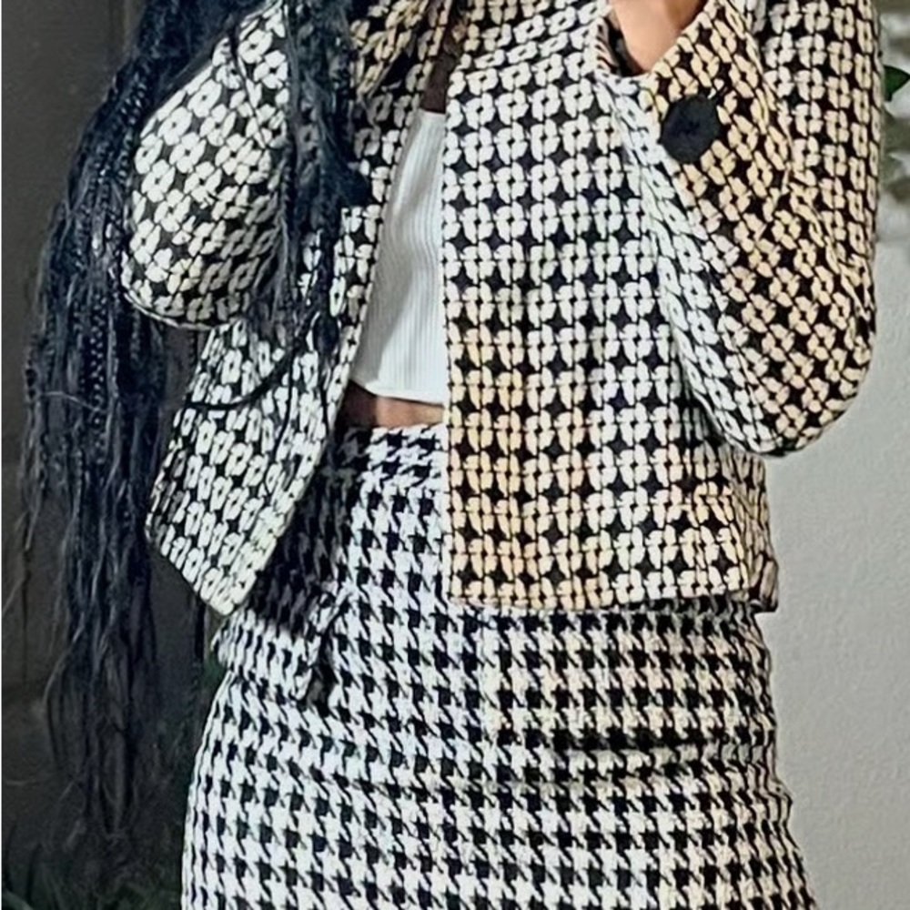 H&M Classic Black & White Houndstooth mini skirt with faux pockets
